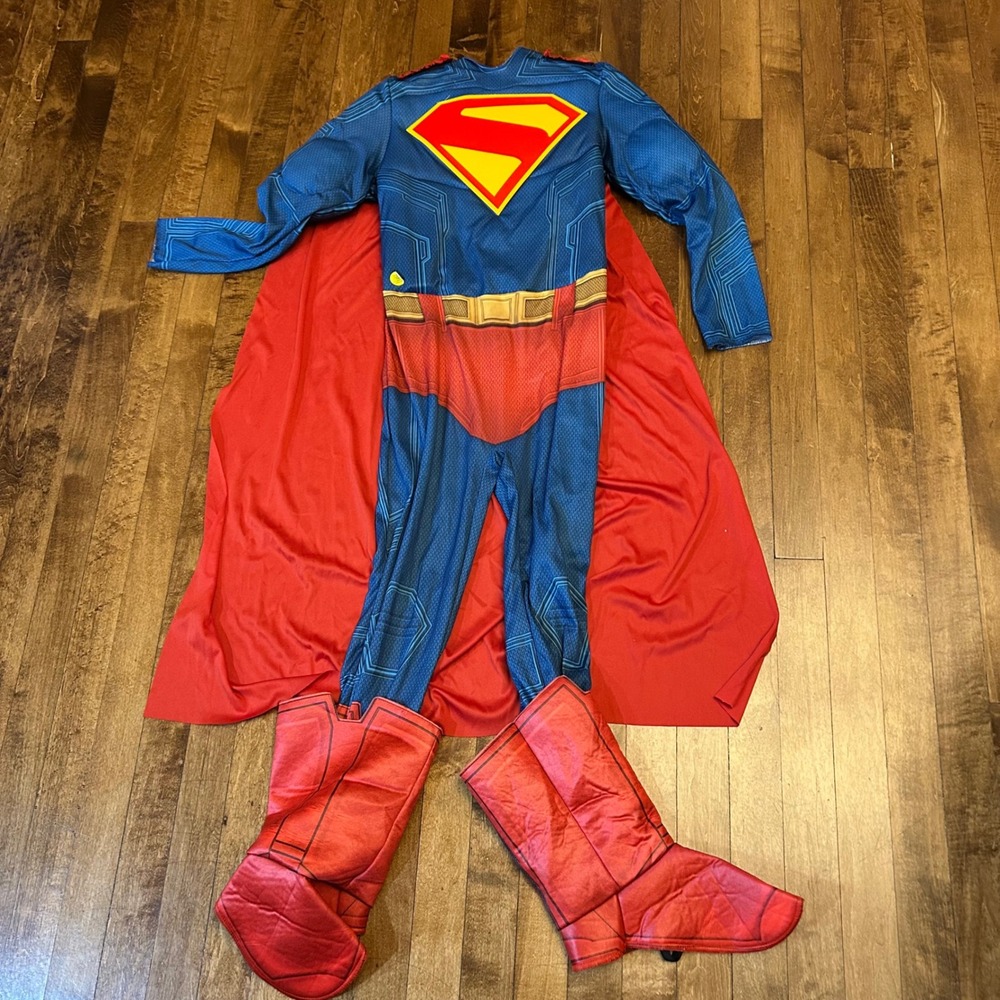 Rubies Superman Boys Costume Medium Light-Up S Logo Cape Boot Covers NWT